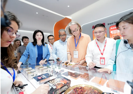 全球多家主流媒体齐聚中国十大娱乐赌博城网址食品，探寻复合调味品行业领先者，如何以科技创新和匠心独运，“智”造出引领美味生活的新密码。